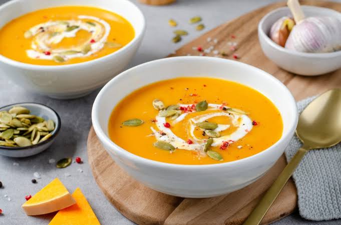 Supă cremă de dovleac copt cu feta și usturoi caramelizat. Rețeta este populară pe TikTok și foarte simplu de pregătit