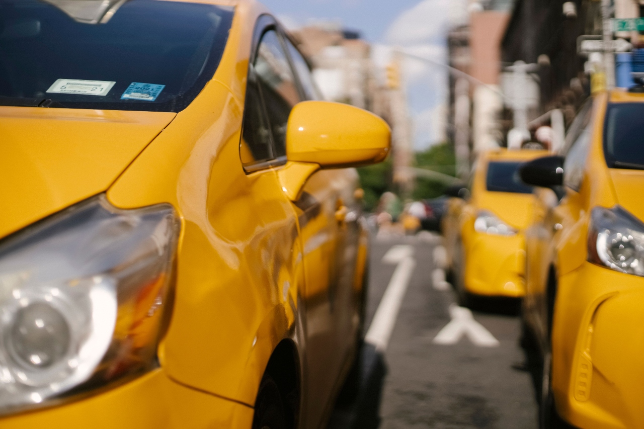 Cât cheltui pe carburant dacă te apuci de taximetrie în toamna asta. Cu cât au crescut costurile față de 2026