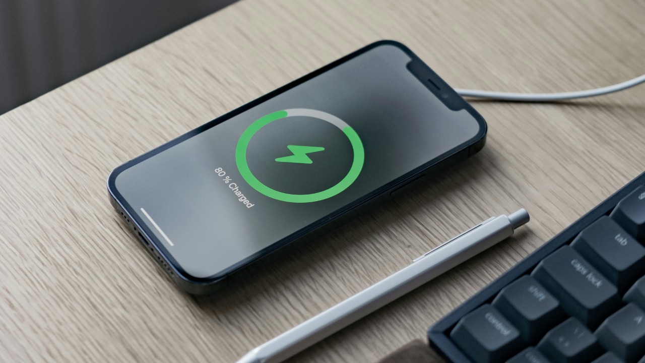 Când ar trebui să-ți încarci telefonul dacă vrei să țină bateria mai mult. Cum să ai grijă de sănătatea smartphone-ului tău