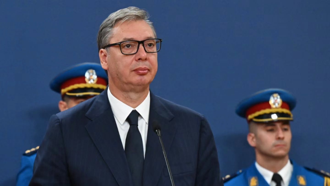Președintele sârb Aleksandar Vučić dizolvă Parlamentul Serbiei și convoacă alegeri anticipate. Scrutinul va avea loc pe 25 octombrie, iar acesta speră să preia funcția de premier