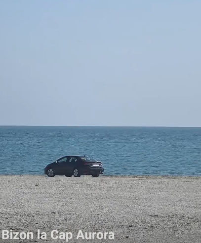 Mașină înmatriculată în Bucureşti, filmată pe plajă, la Cap Aurora. Mesaj ironic la adresa şoferului: „«Sânt ân faţă pe avari»