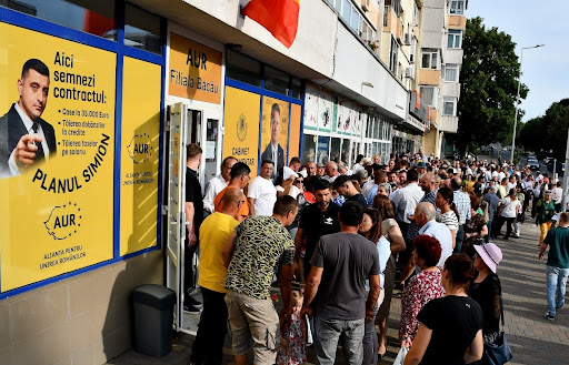 Românii care semnau pentru Planul Simion, la Bacău, în 2024Foto: Factual.ro